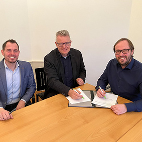 v.l.n.r: Kommunalbetreuer Jörg Bleile (Energiedienst), Bürgermeister Dirk Blens und Projektleiter Thomas Rasilier (Energiedienst) unterzeichnen den Gestattungsvertrag