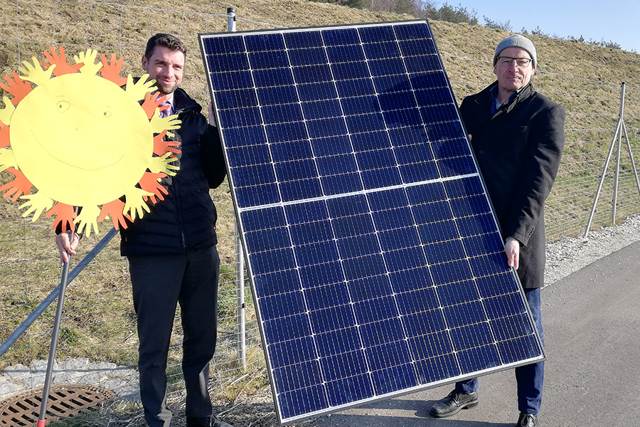 Der Bürgermeister der Gemeinde Allensbach, Stefan Friedrich (li), und Solarcomplex-Vorstand Bene Müller (re) mit Solarpaneele am Lärmschutzwall