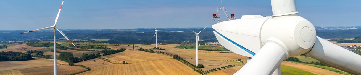 Panormabild Windenergieanlagen auf Feldern