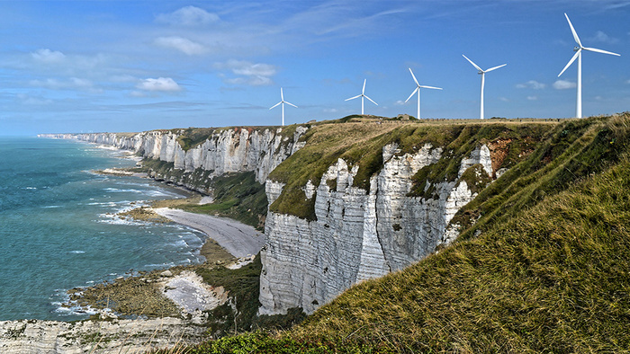 Küste der Normandie mit Windrädern