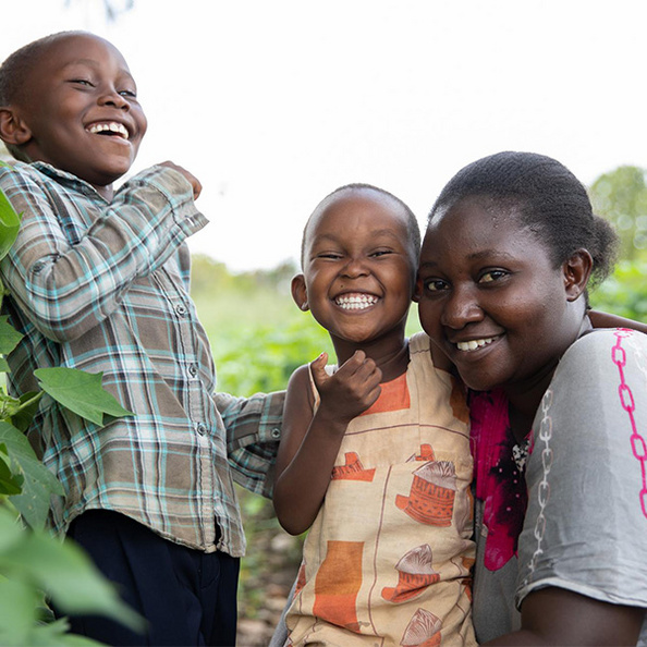 Evarlyne Wambui aus dem Projekt Lamu Jamii mit ihren Kindern