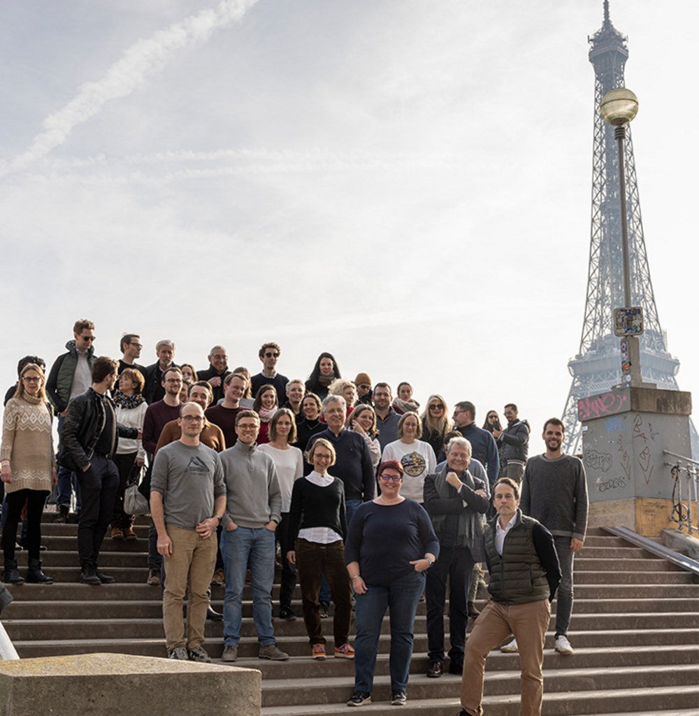 Team-Foto von Sterr-Kölln & partner vor dem Pariser Eiffelturm