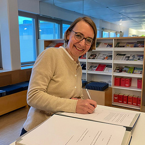Dr. Katharina Schober bei der Unterzeichnung ihres Gesellschafterinnen-Vertrages