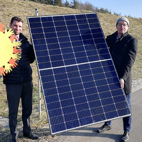 Der Bürgermeister der Gemeinde Allensbach, Stefan Friedrich (li), und Solarcomplex-Vorstand Bene Müller (re) mit Solarpaneele am Lärmschutzwall
