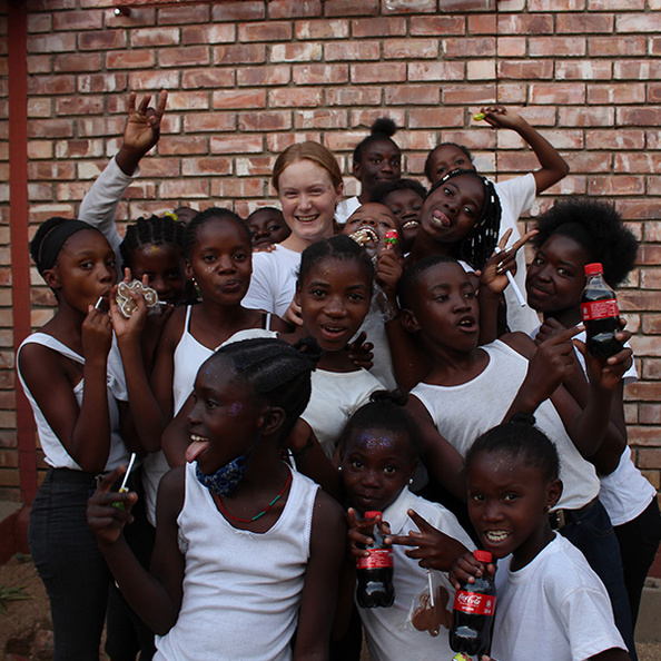 Volontärin Salome Thaney mit Kindern in Omaruru