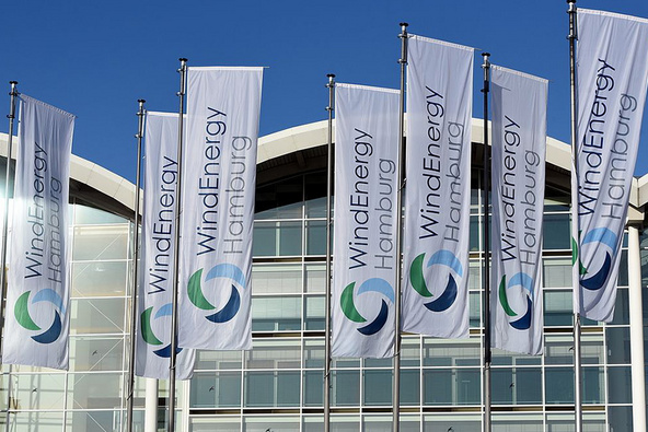 Fahnen der WindEnergy Hamburg