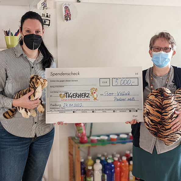 Spendenpatin Marion Sigwart und Bianca Czichy von Tigerherz bei der symbolischen Scheckübergabe 