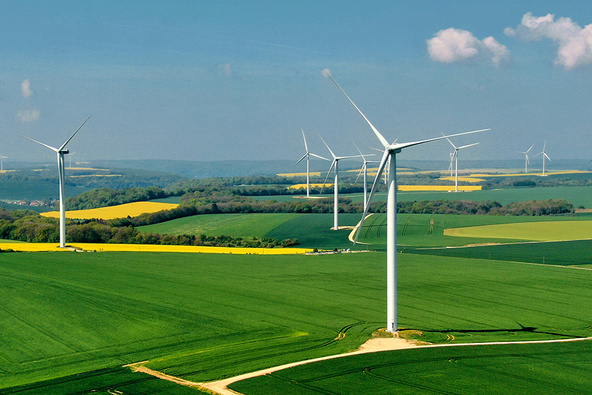 Felder mit Windpark in Frankreich 