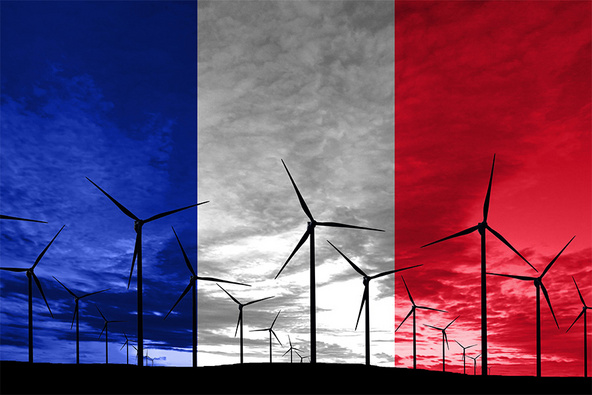 Windpark mit französischer Flagge hinterlegt