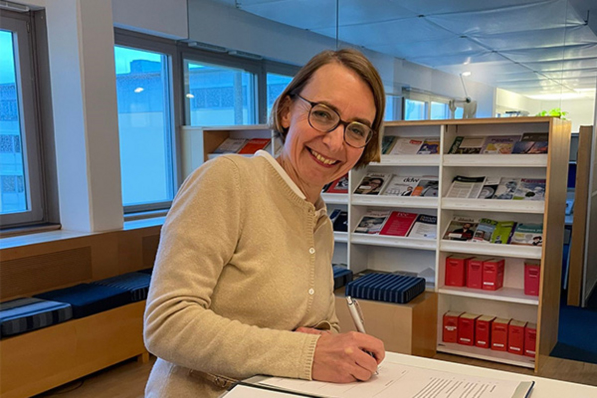 Dr. Katharina Schober bei der Unterzeichnung ihres Gesellschafterinnen-Vertrages